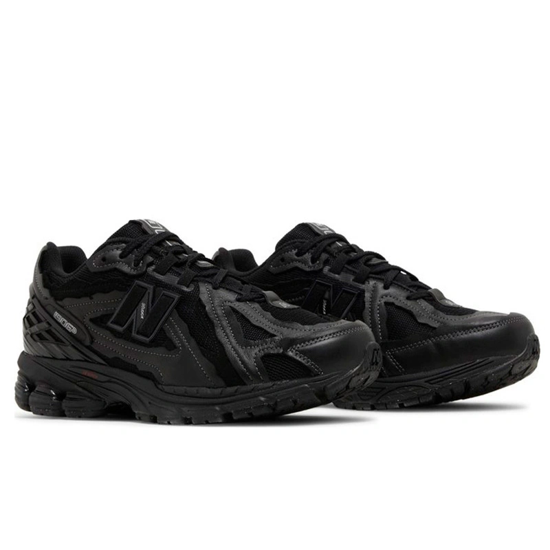 Sneakers triple black sales