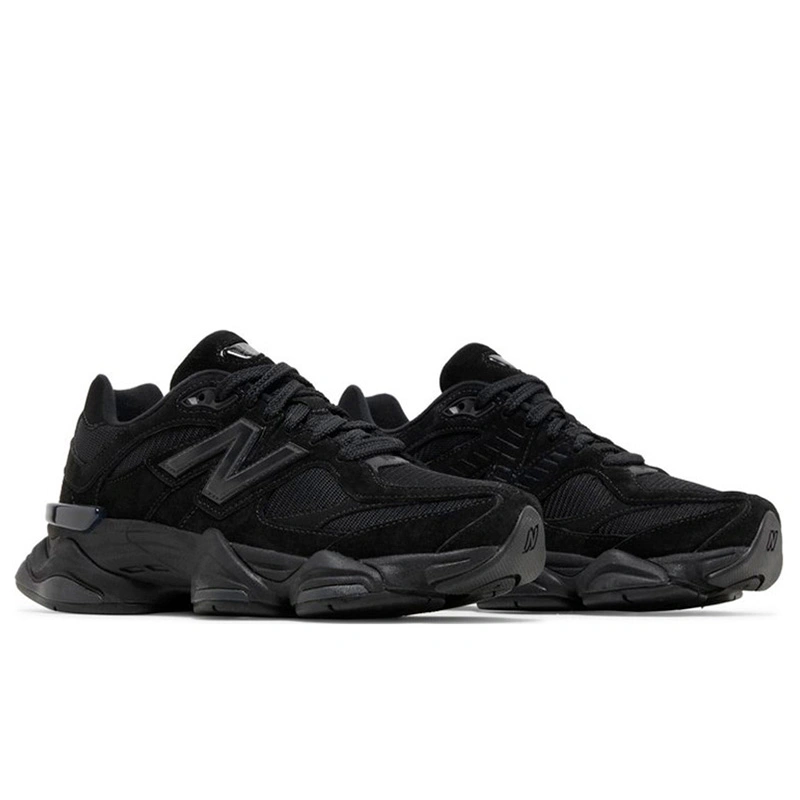 Sneakers triple black deals